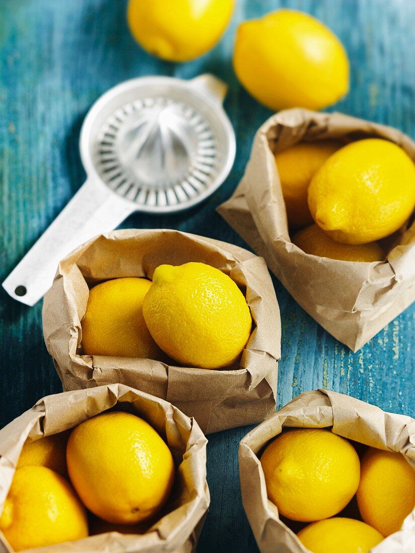 Zitronen in braunen Papiertüten
