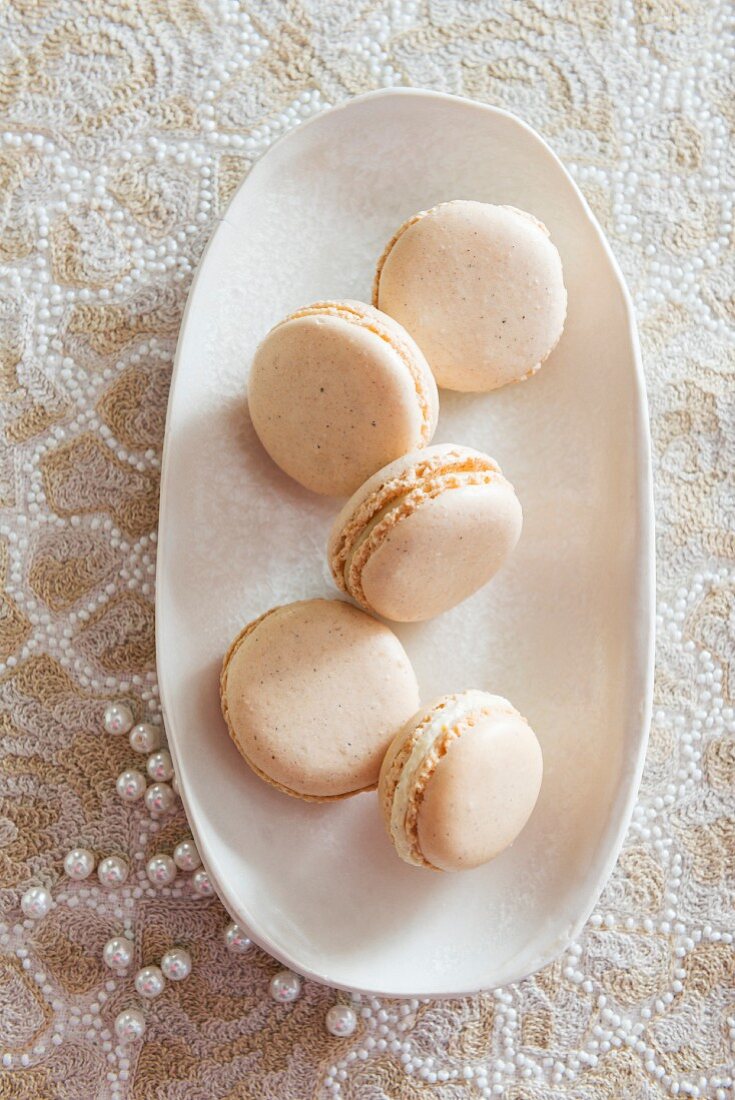 weiße Macarons mit Perlen