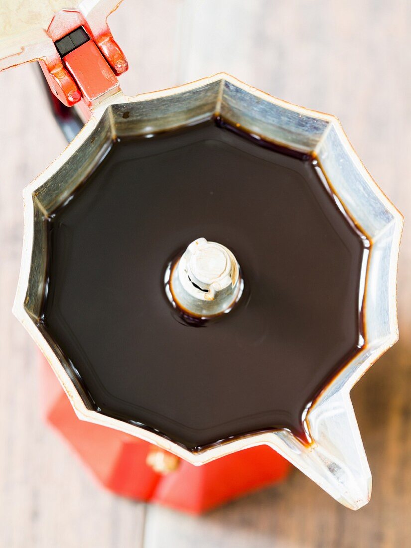 Roter Rooibos-Espresso in einer roten Kaffeemaschine