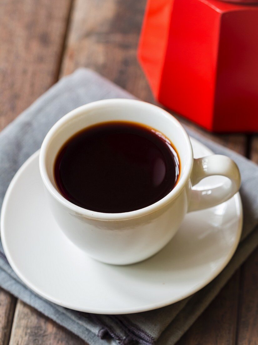 Roter Rooibos-Espresso in einer weissen Tasse