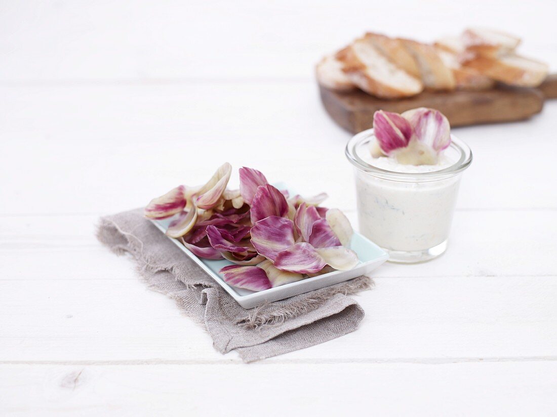 Artichokes with a yoghurt dip