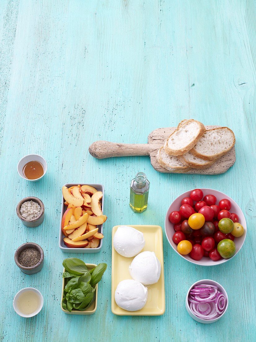 Zutaten für Tomaten mit Mozzarella und Nektarinen