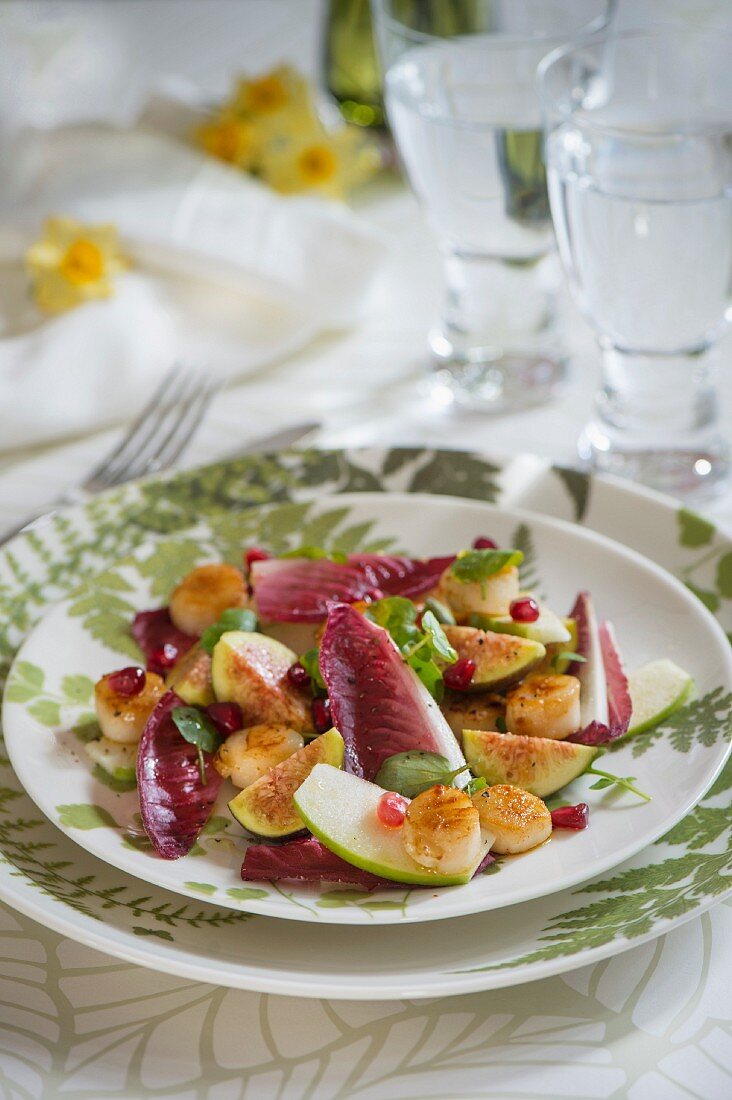 Salat von rotem Chicorée mit Feigen und Jakobsmuscheln