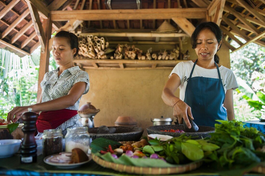 Asiatische Köchinnen kochen in Outdoor-Küche