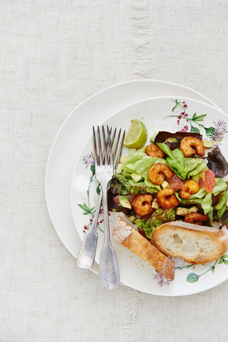 Blattsalat mit Garnelen, Avocado und Grapefruit (Aufsicht)