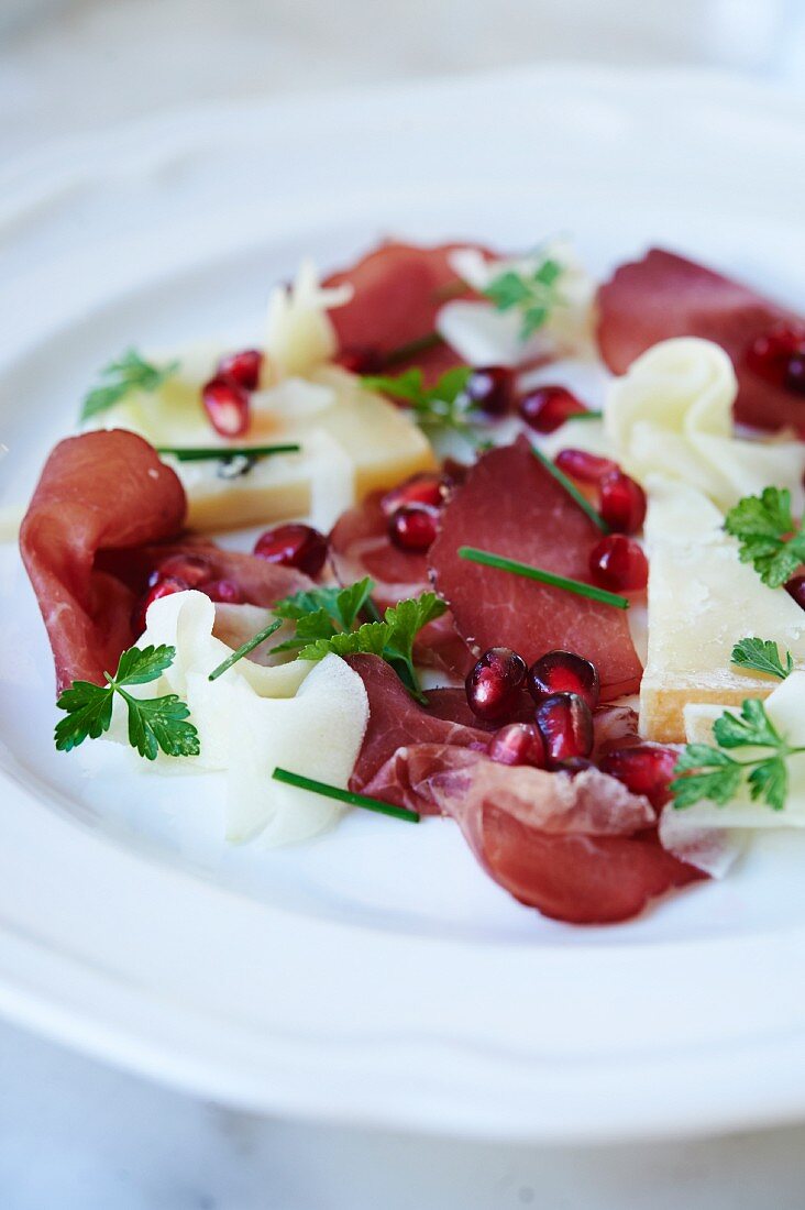 Schinken-Käse-Platte mit Granatapfelkernen (Close Up)