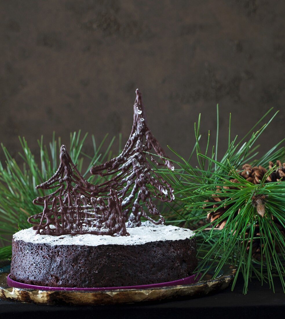 Luxuriöser Schokoladen-Früchtekuchen mit Rum zu Weihnachten