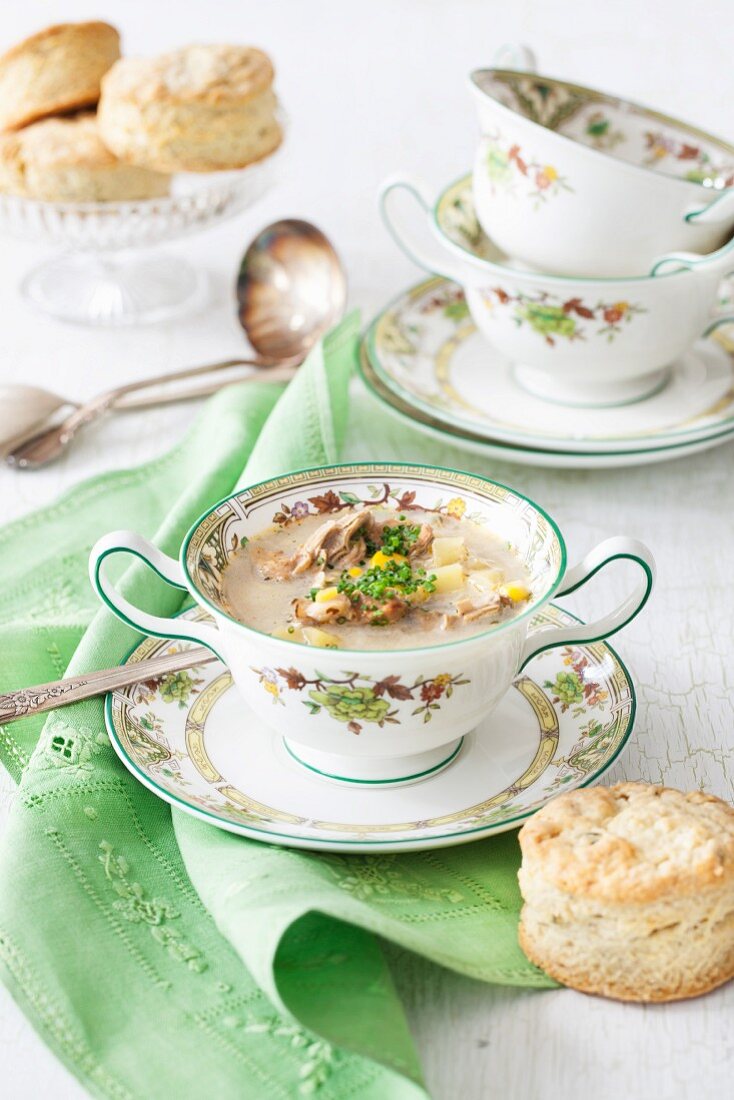 Maissuppe mit Austern und Knoblauch-Rosmarin-Biscuits