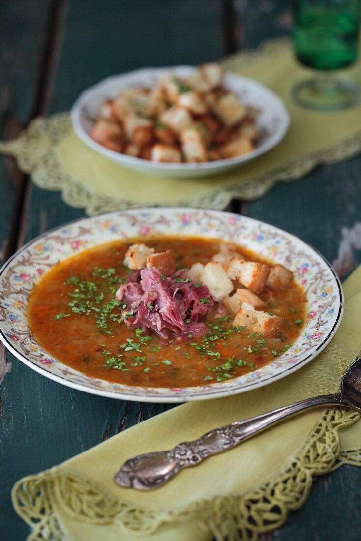 Gemüsesuppe mit Räucherfleisch und Weissbrotwürfeln (Russland)