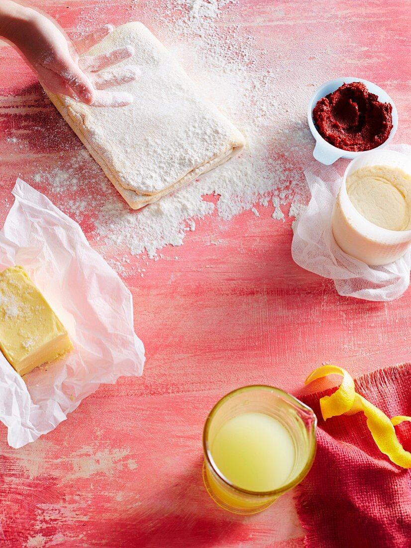 Backszene mit Blätterteig, Mehl, Butter und Zitronensaft