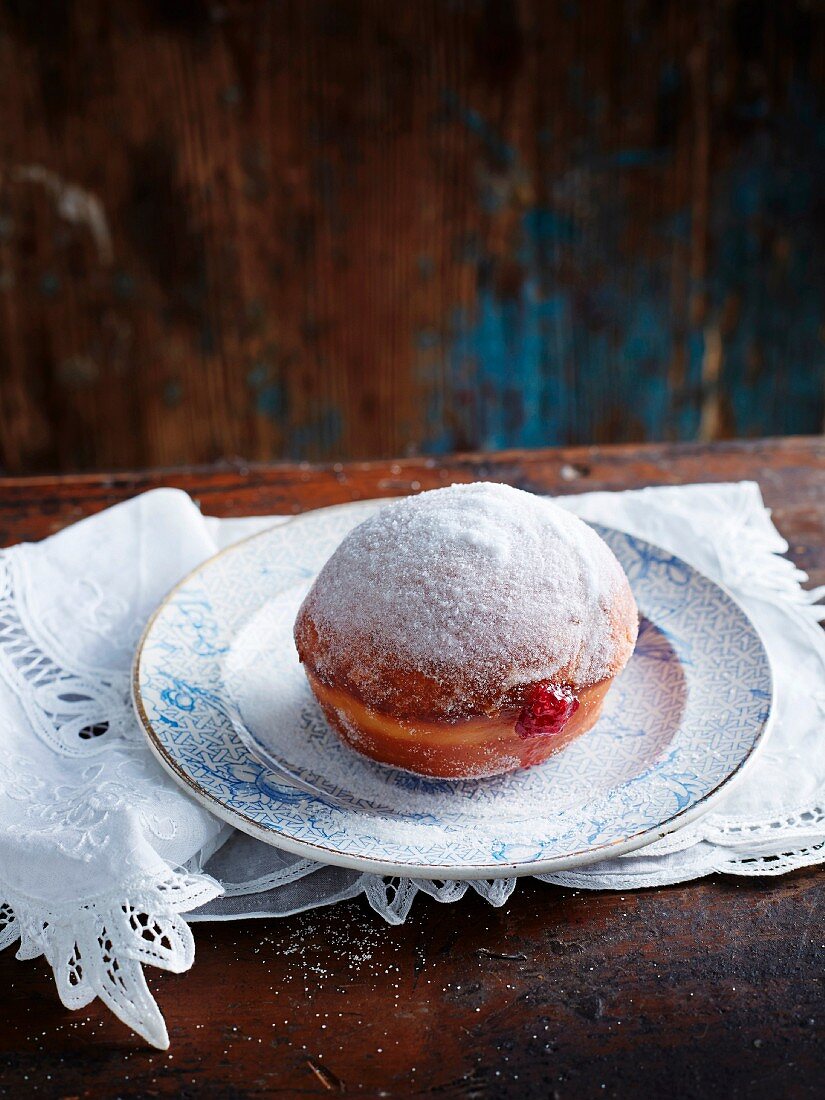 Krapfen mit Marmeladenfüllung und Puderzucker