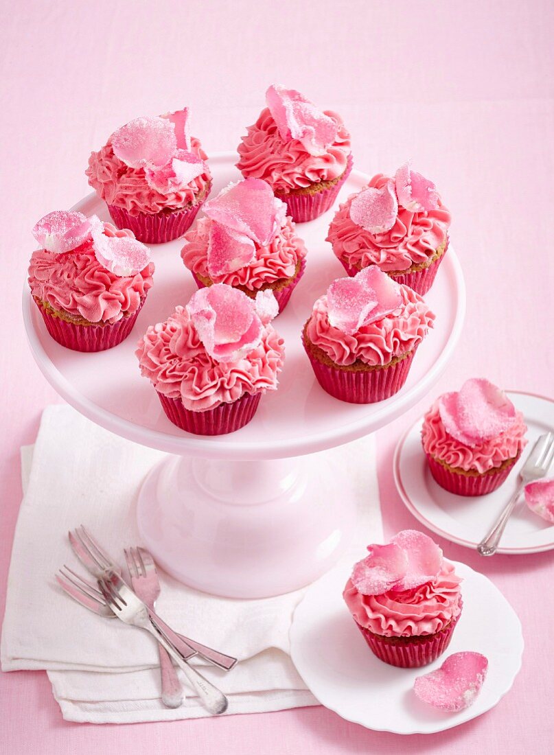 weiße Schokoladen-Cupcakes mit pinkfarbener Rosencremehaube