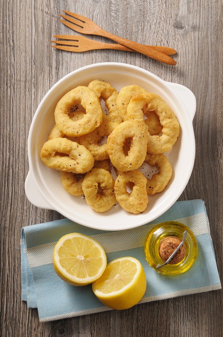Frittierte Tintenfischringe mit Zitrone und Olivenöl