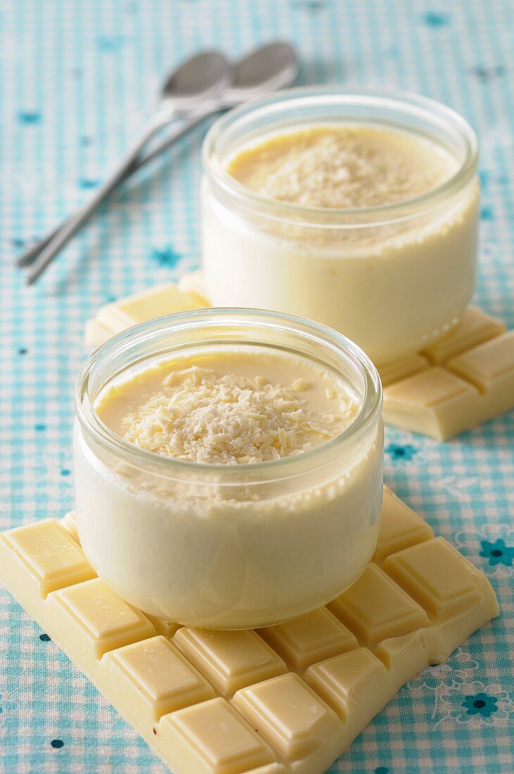 Weisses Schokoladenmousse mit Kokos