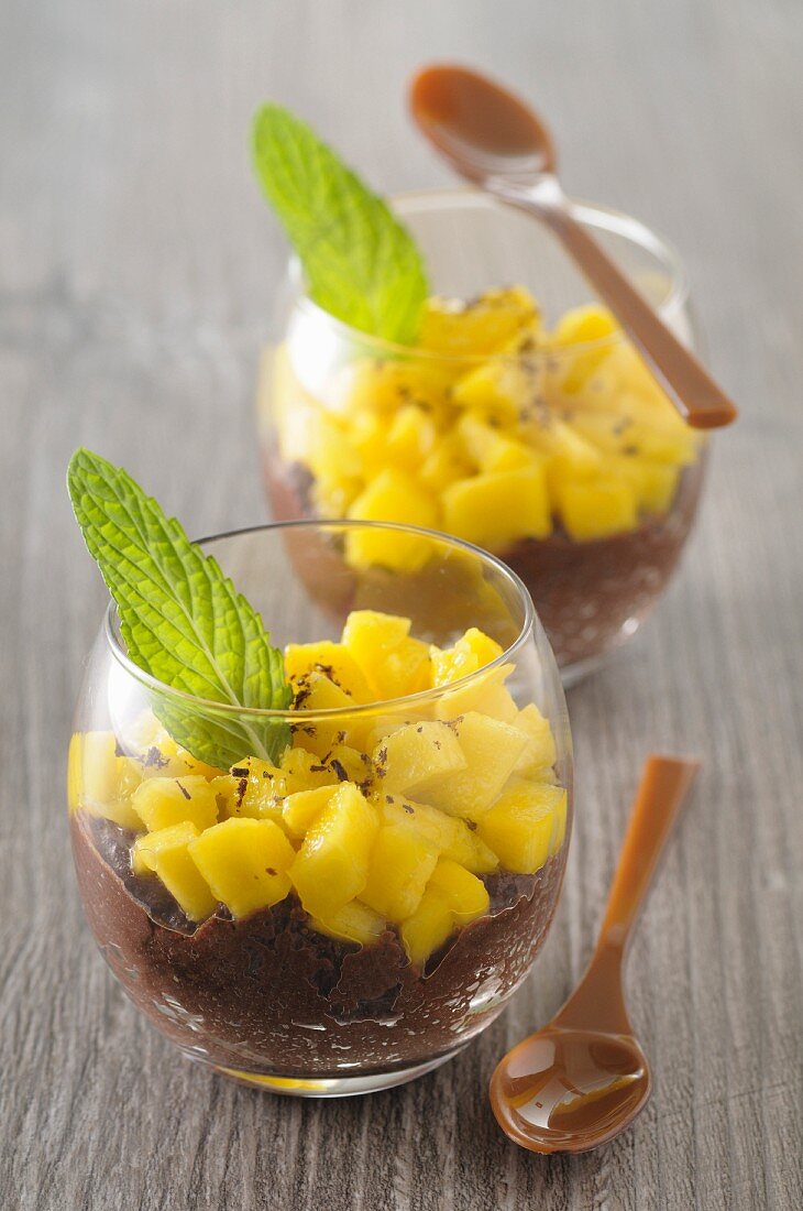 Schokoladenmousse mit Mango