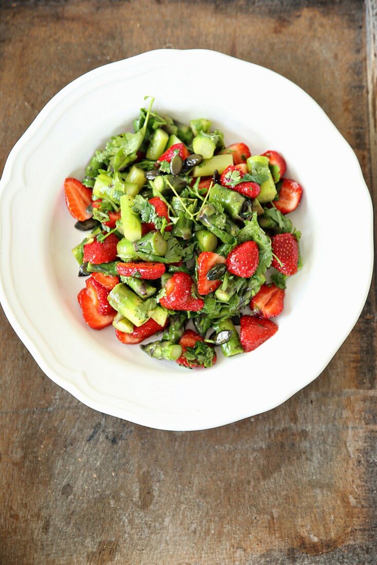 Asparagus salad with strawberries, coriander and pumpkin seeds