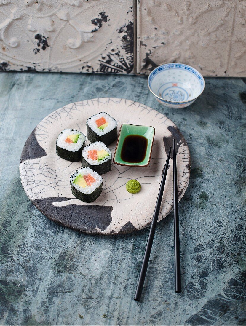 Maki-Sushi mit Lachs und Avocado