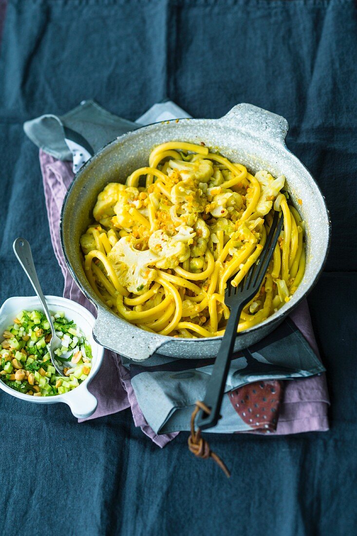 Currynudeln mit Linsen und Blumenkohl