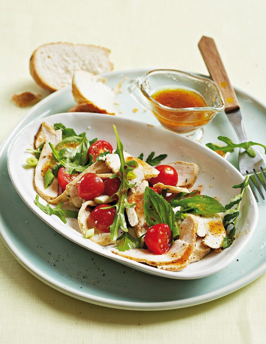 Salat mit geräuchertem Hähnchenfleisch, Tomaten und Rucola