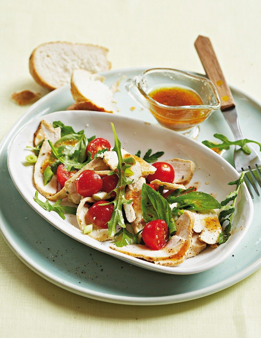 Smoked chicken salad with tomatoes and rocket