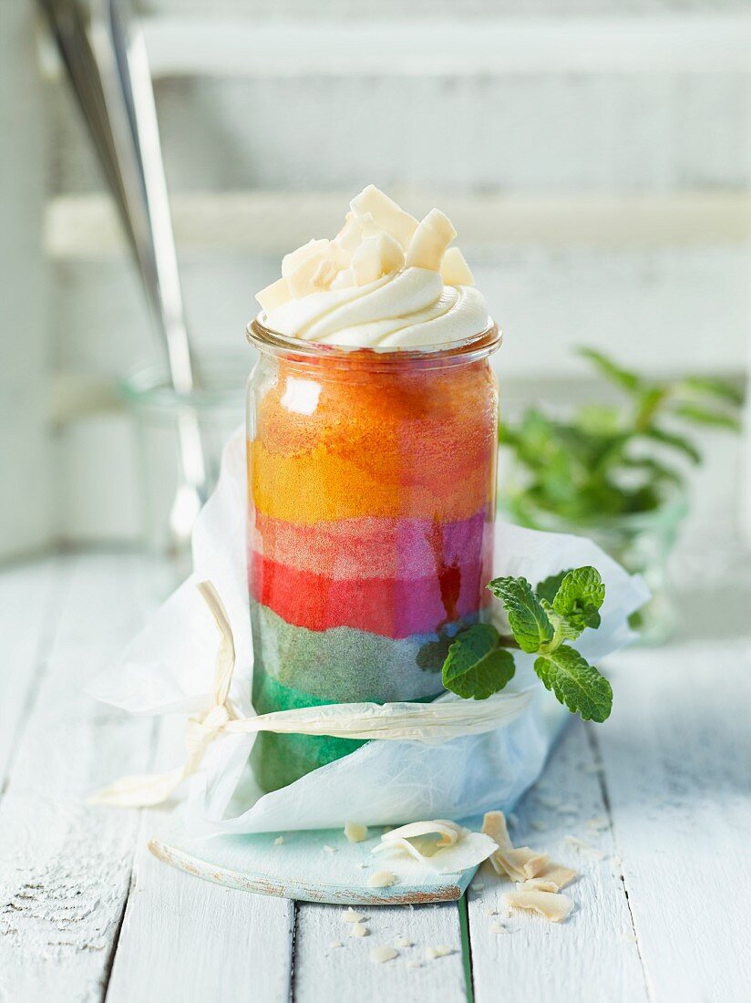 Regenbogenkuchen im Glas zum Verschenken