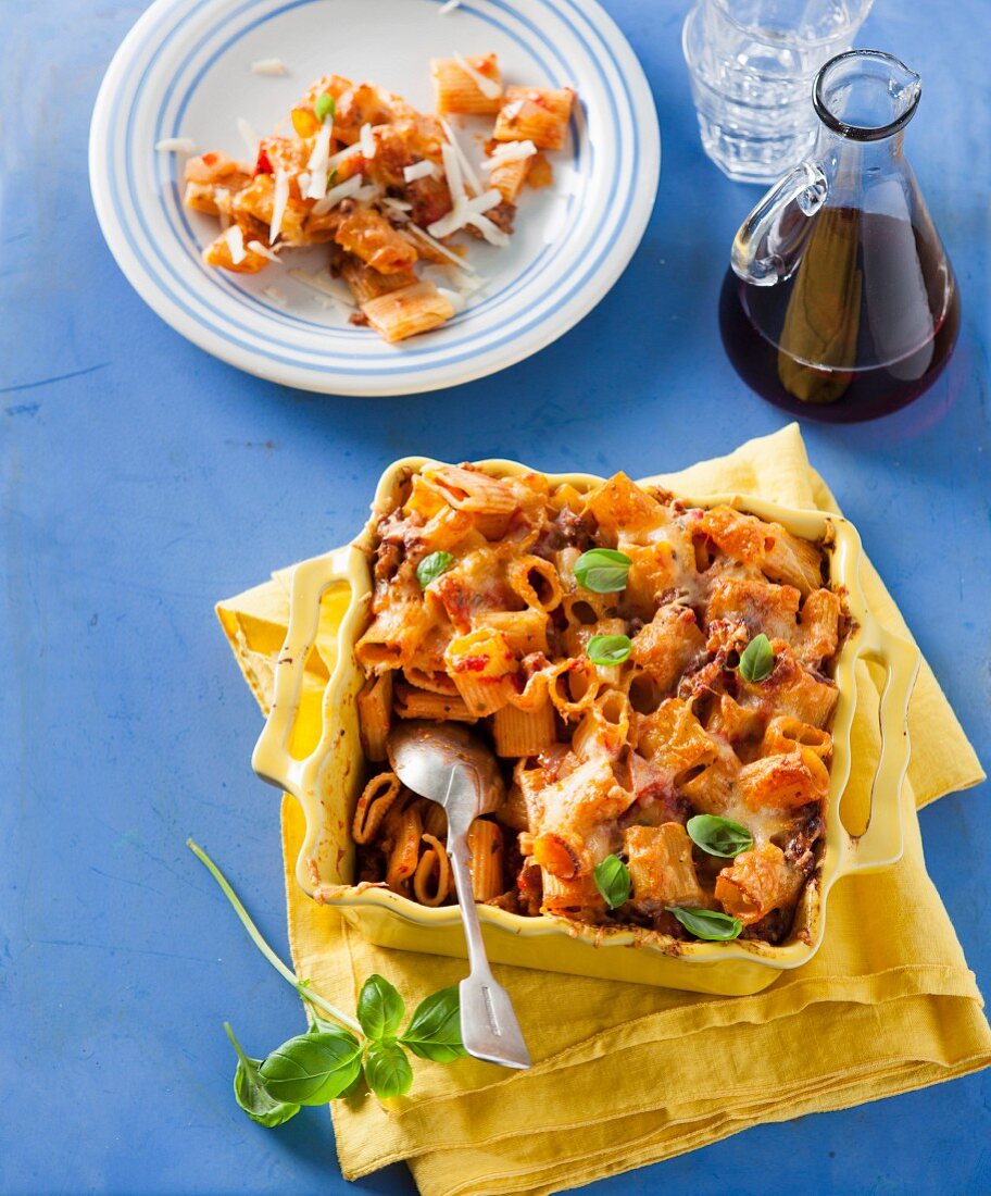 Rigatoni-Auflauf mit Bratwurst und Tomaten