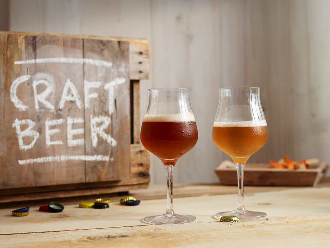 Craft Beer der Sorte IPA (Indian Pale Ale) in Gläsern