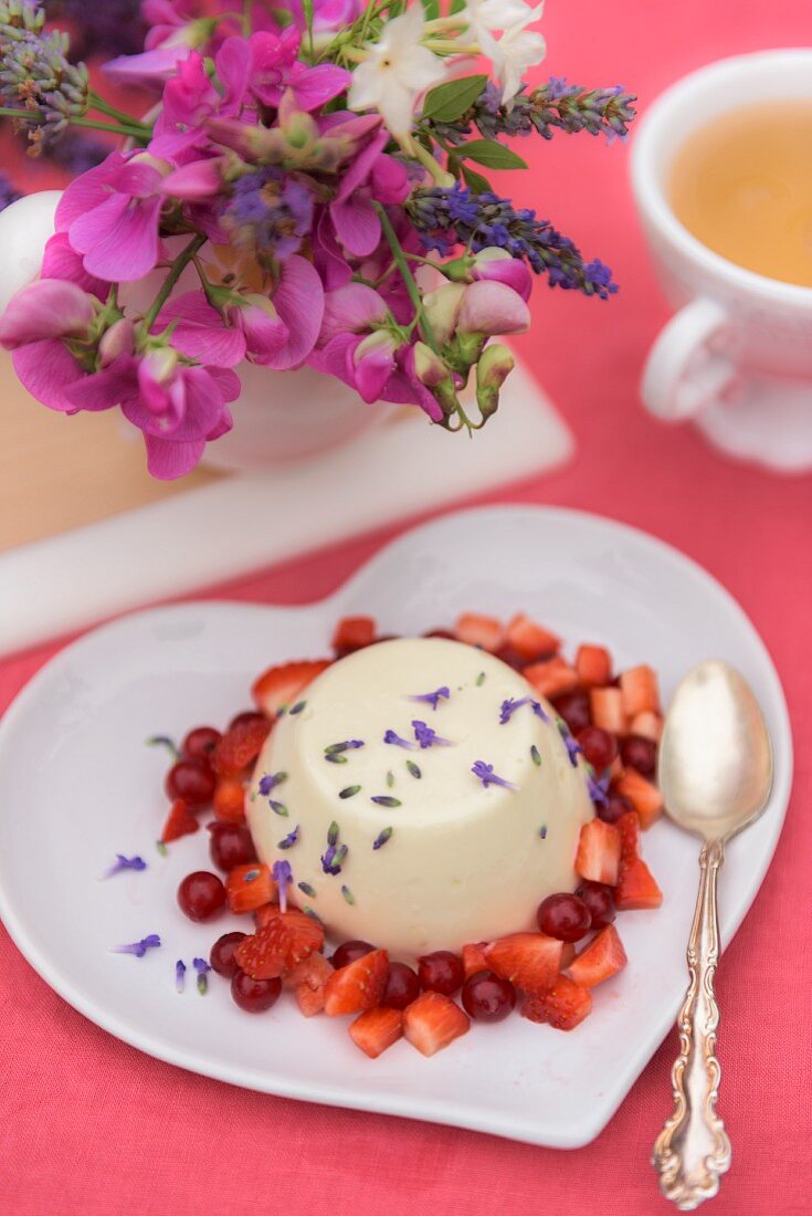 Lavendel Panna Cotta auf sommerlichem Tisch im Freien