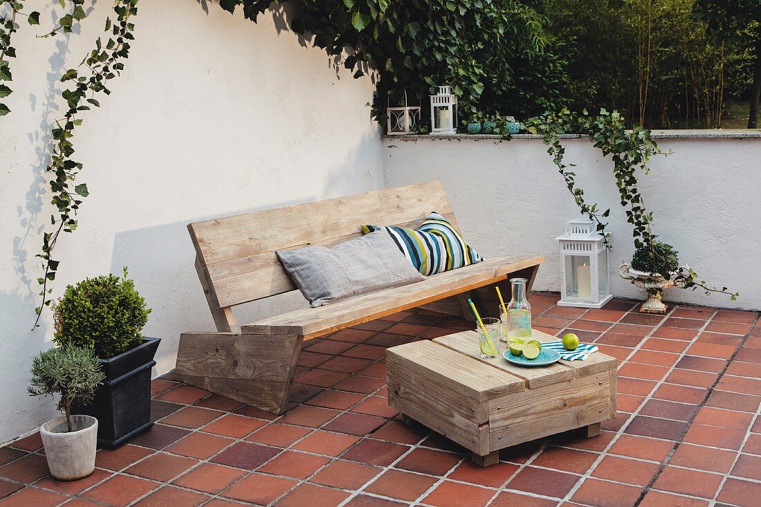 Shabby chic: DIY bench and wooden table on terrace