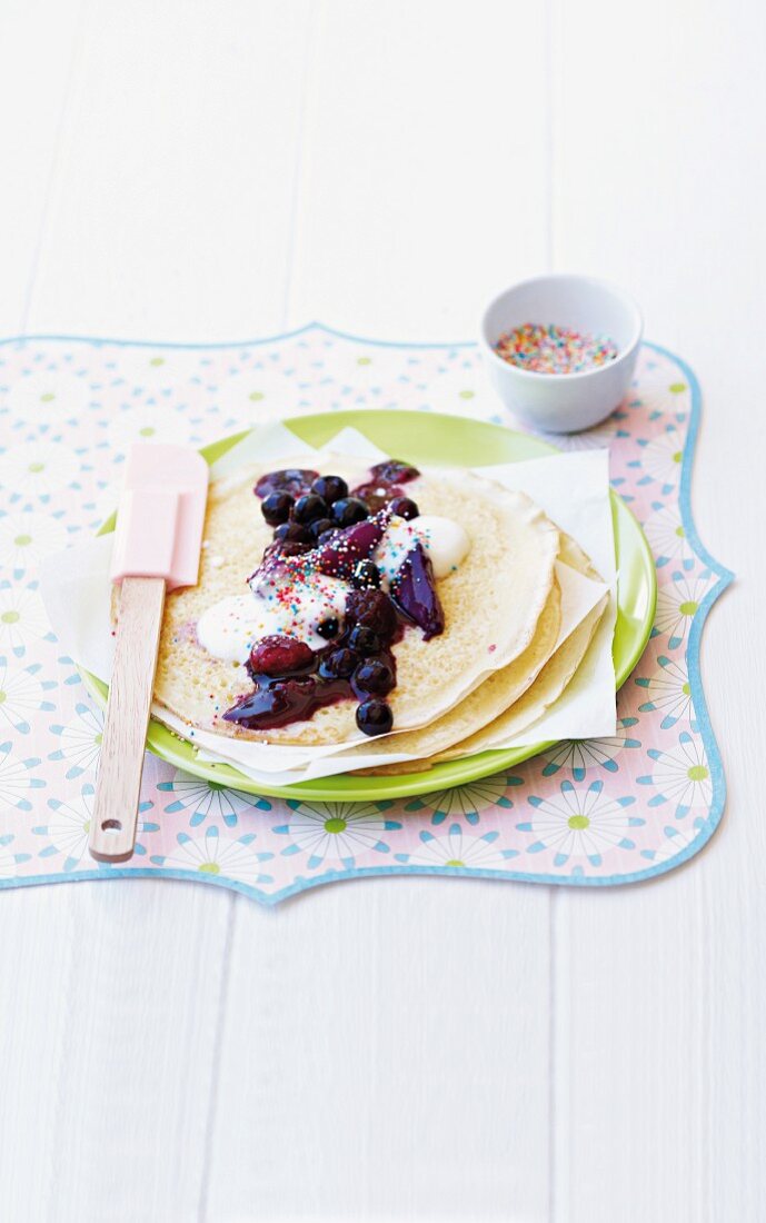 Crêpes mit Birnen und Beeren