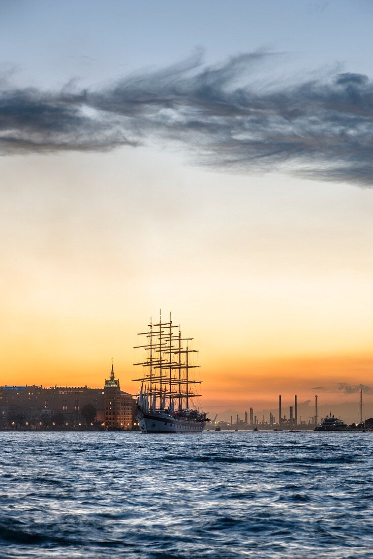 Segelschiff vor der Insel Giudecca vor Venedig, Italien