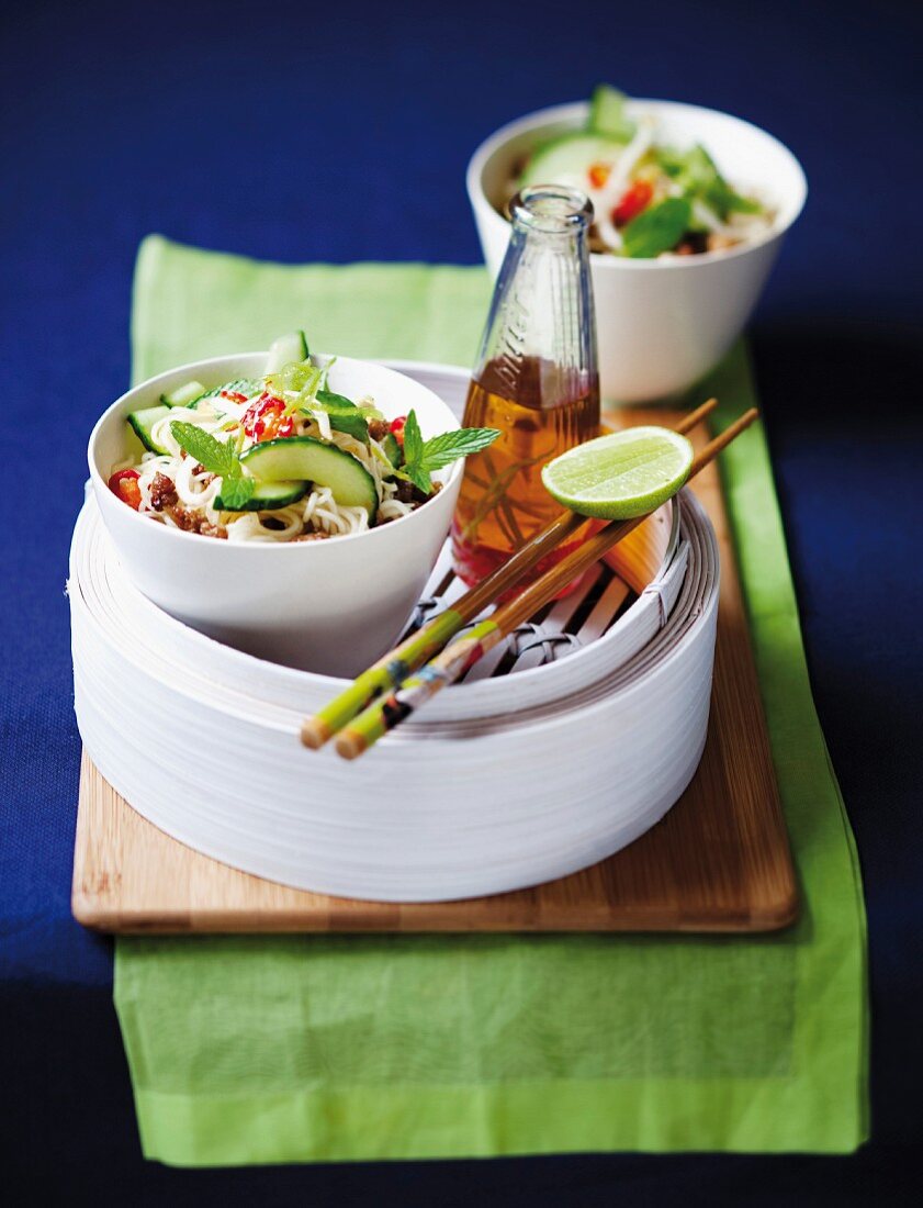 Asiatischer Nudelsalat mit Hackfleisch