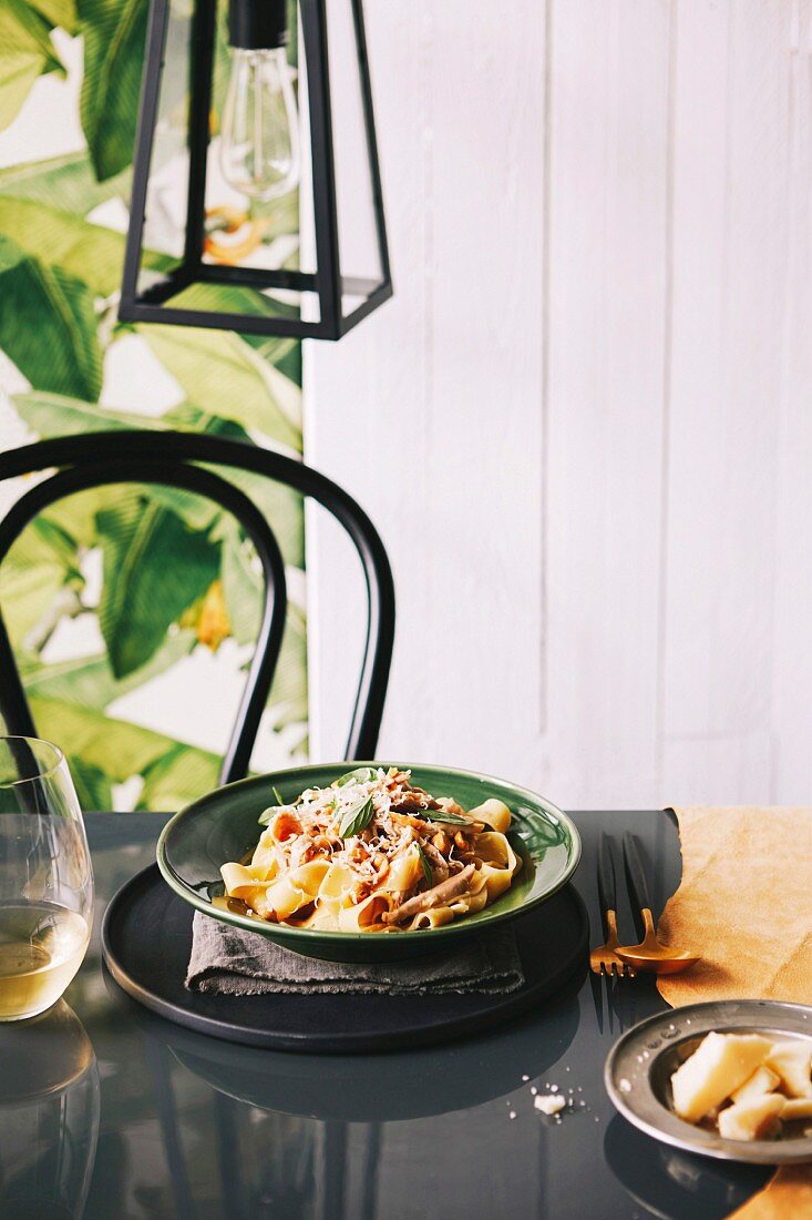 Pappardelle mit Kaninchenragout, Majoran und Haselnüssen