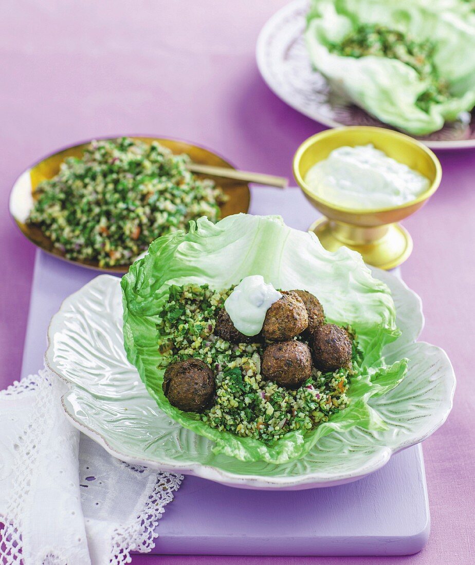 Falafel und Tabouleh im Salatblatt