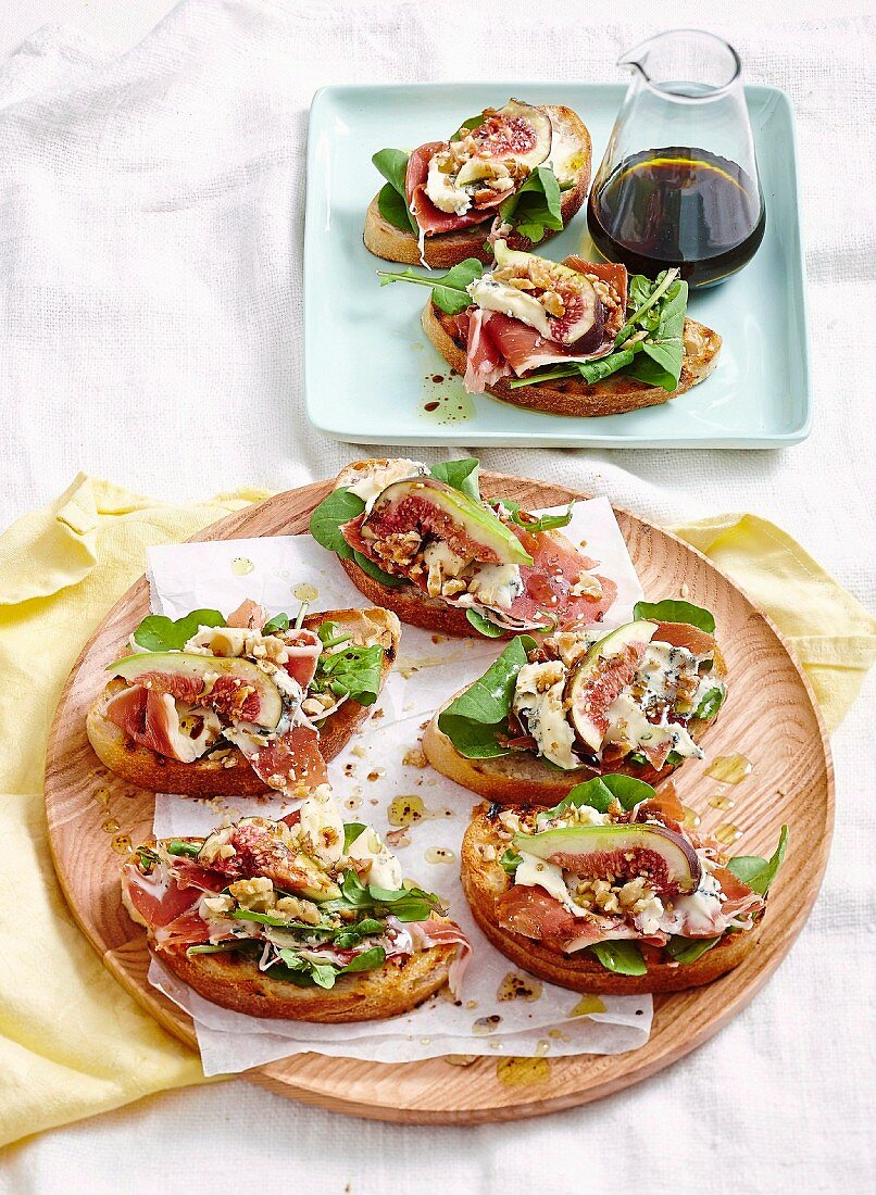 Bruschetta mit Schinken, Blauschimmelkäse und Feigen