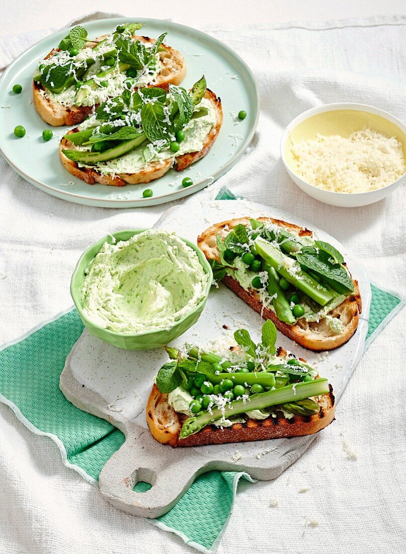 Röstbrot mit Erbsen-Frischkäse und grünem Spargel