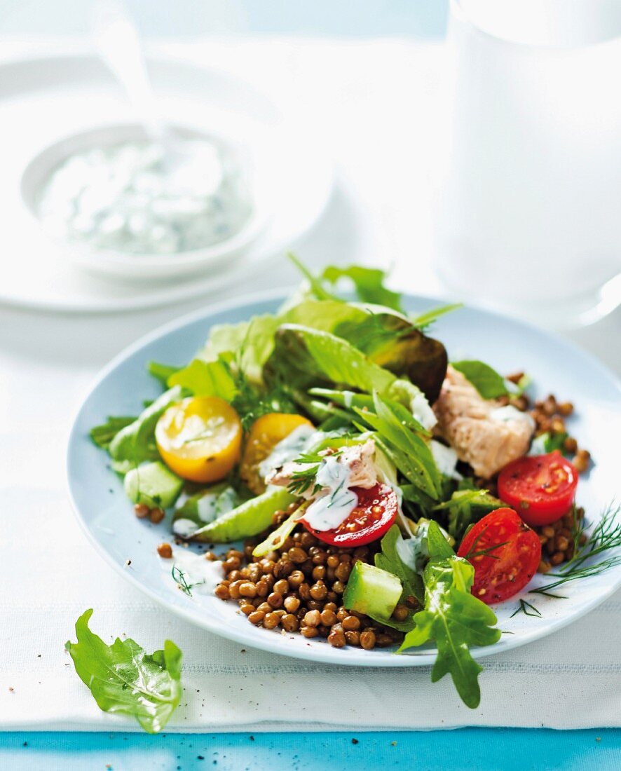 Linsen-Spinat-Salat mit Lachs, Kirschtomaten und Joghurtdressing