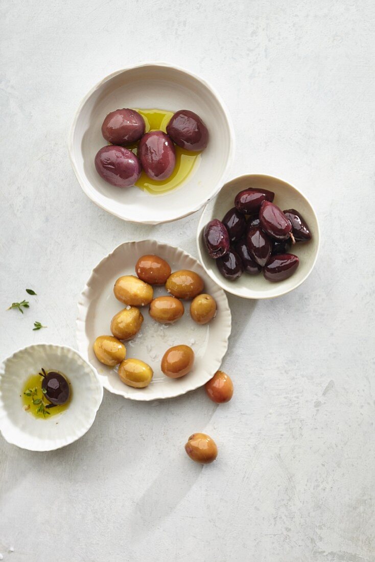 Verschiedene Olivensorten in Schälchen
