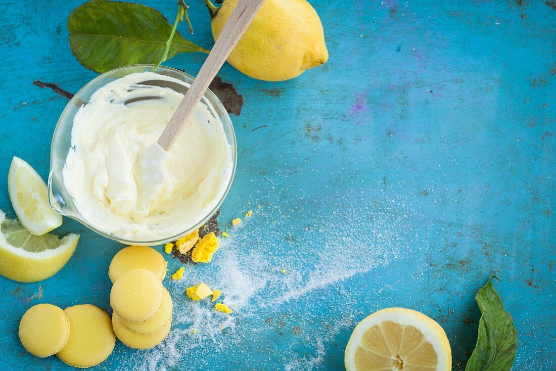 Zitronenmacarons und frische Zitronen