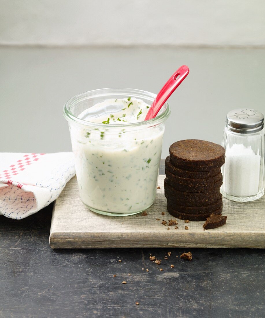 Veganer Kräuter-Seidentofu-Aufstrich