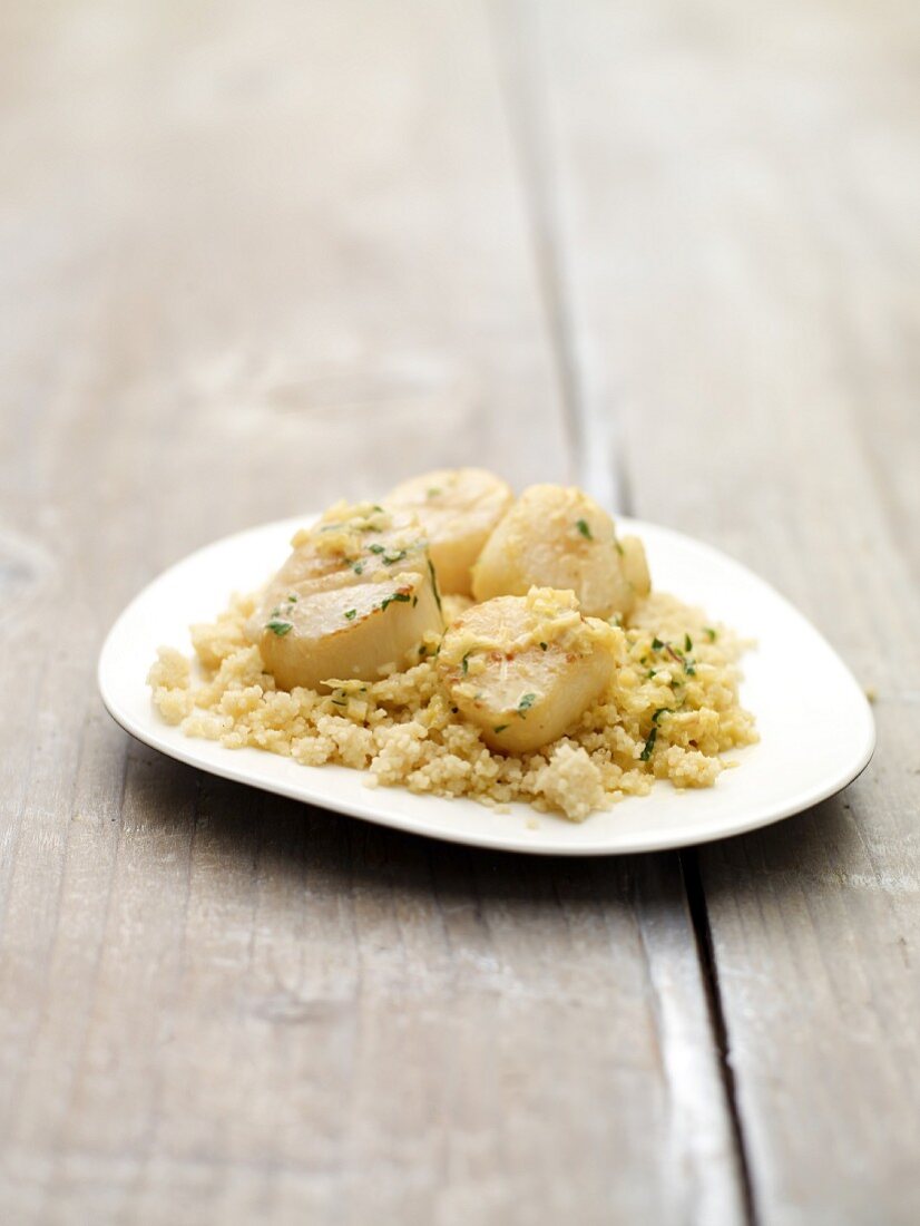 Couscous mit Jakobsmuscheln und Safransauce