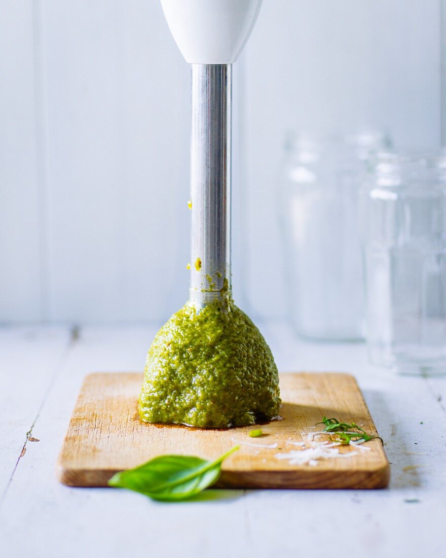 Stabmixer mit grünem Pesto