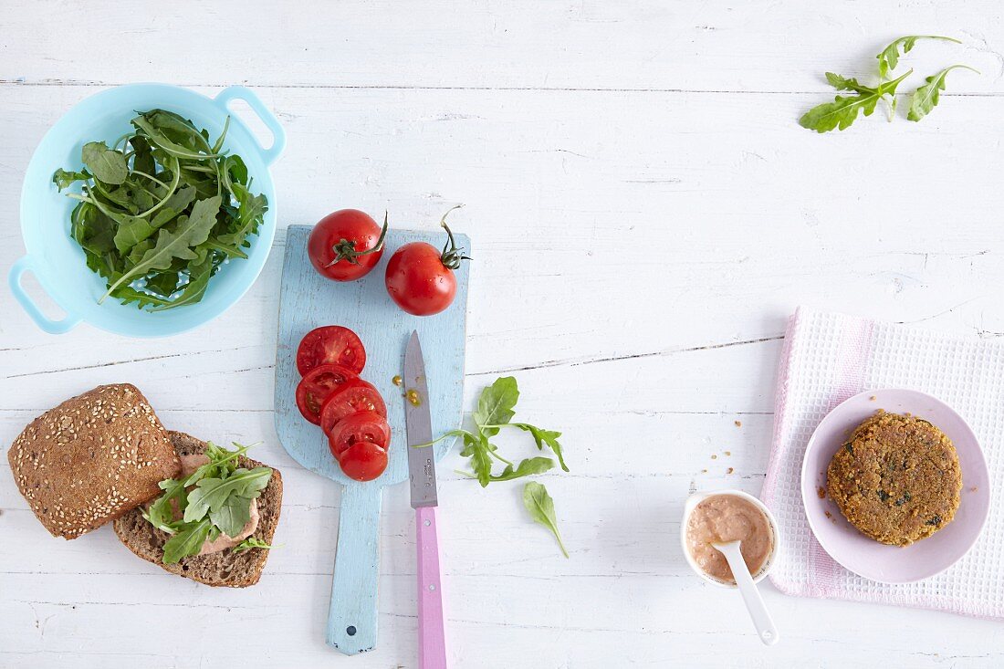 Linsen-Falafel, Tomaten, Rucola und Roggenbrötchen