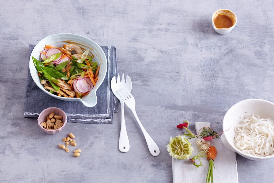 Vegetable salad and rice noodles