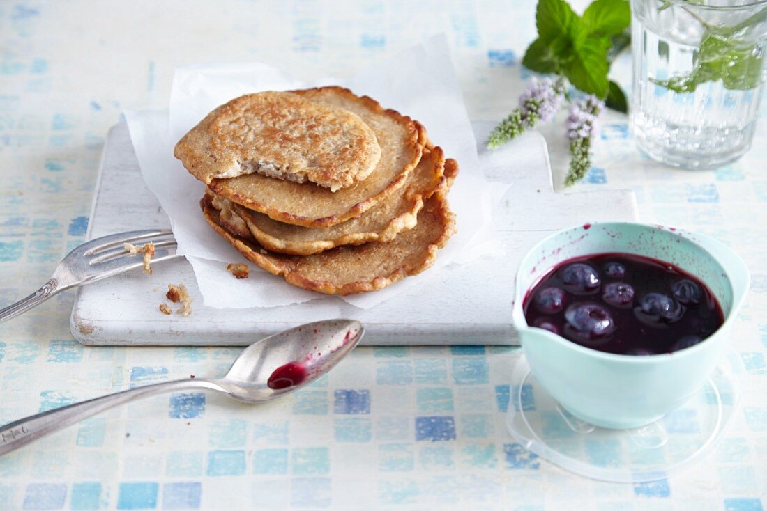 Power-Pancakes mit Heidelbeer-Sirup (vegan)