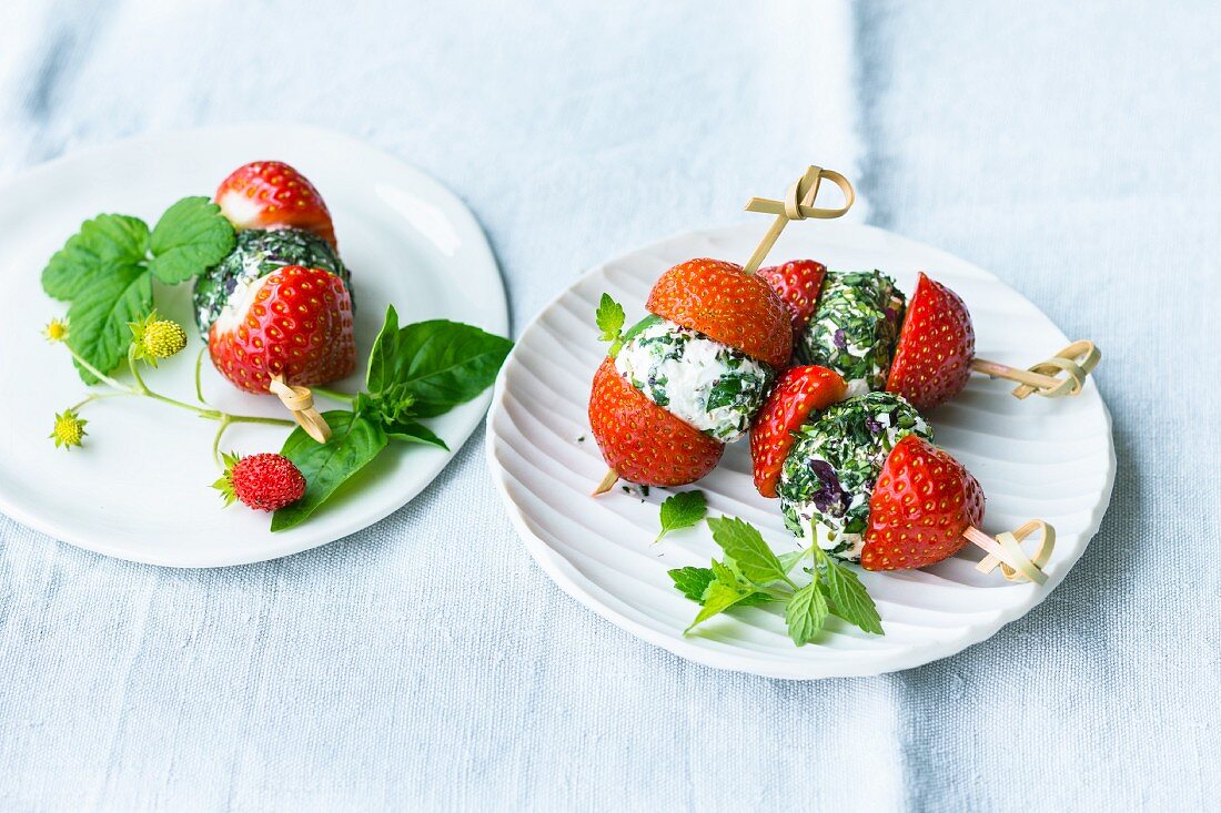 Strawberry skewers with goat's cheese balls
