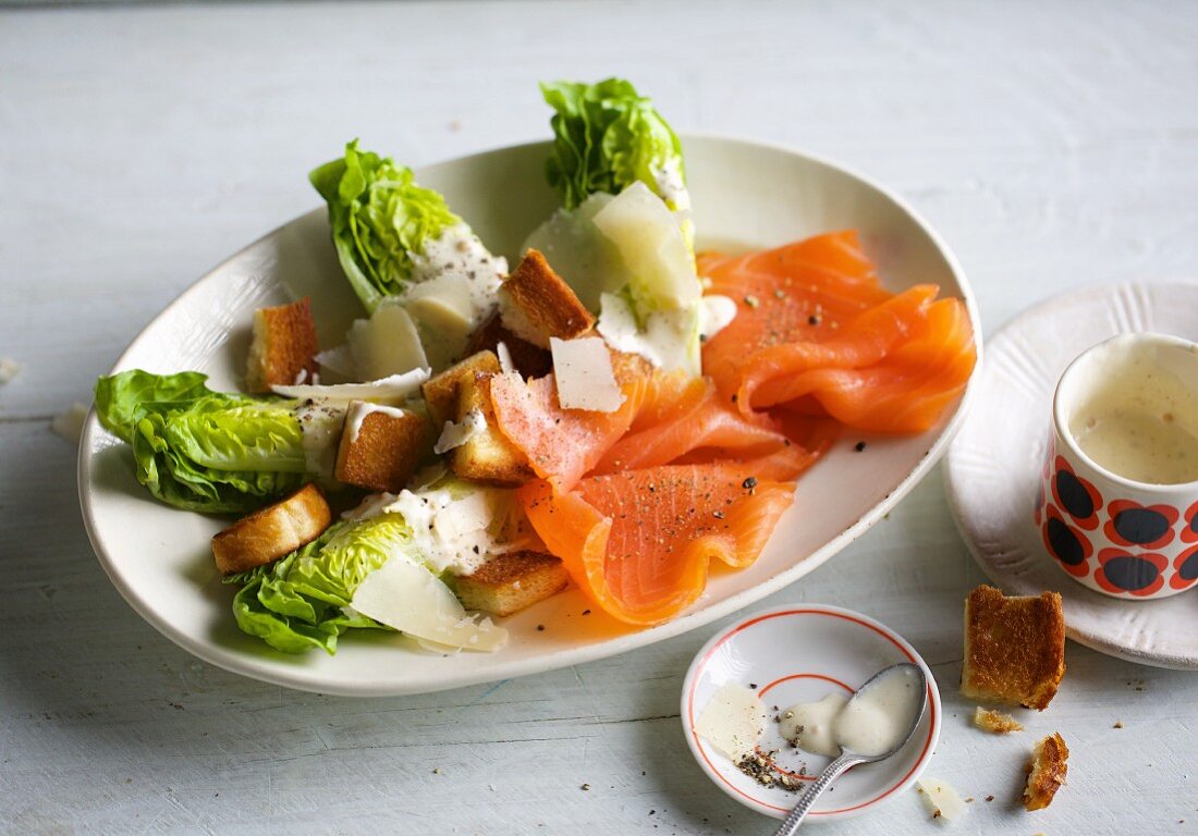 Cäsarsalat mit Räucherlachs