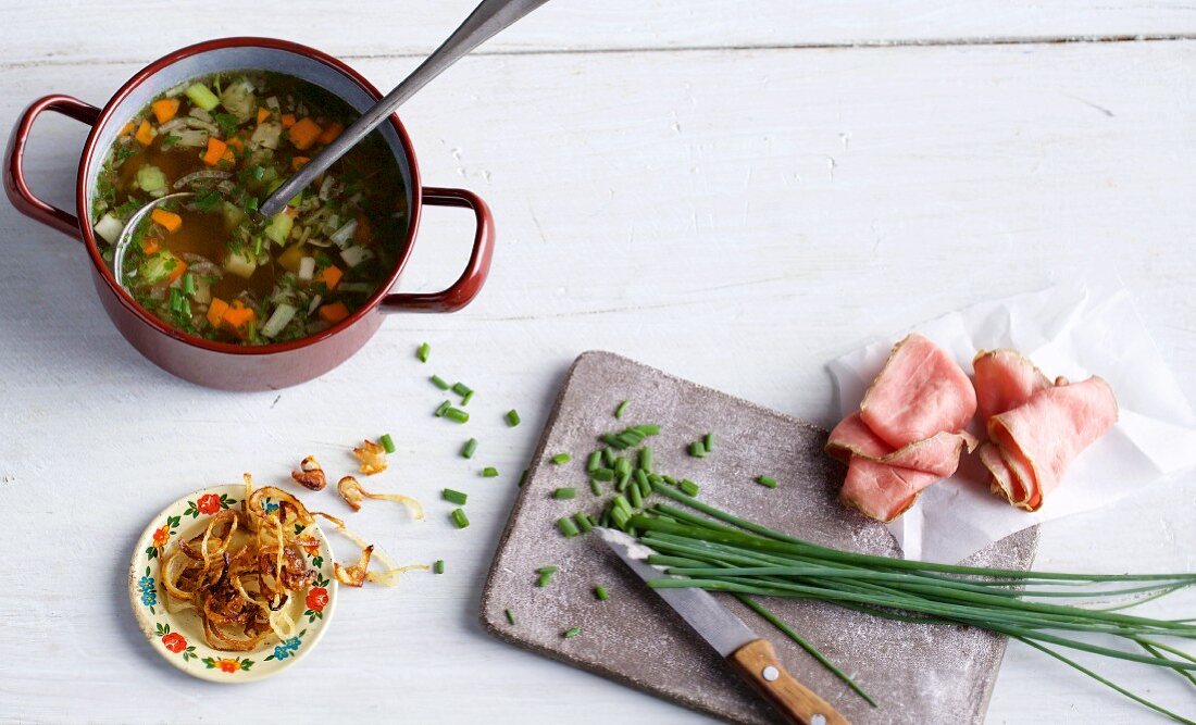 Gemüsebrühe und verschiedene Suppeneinlagen