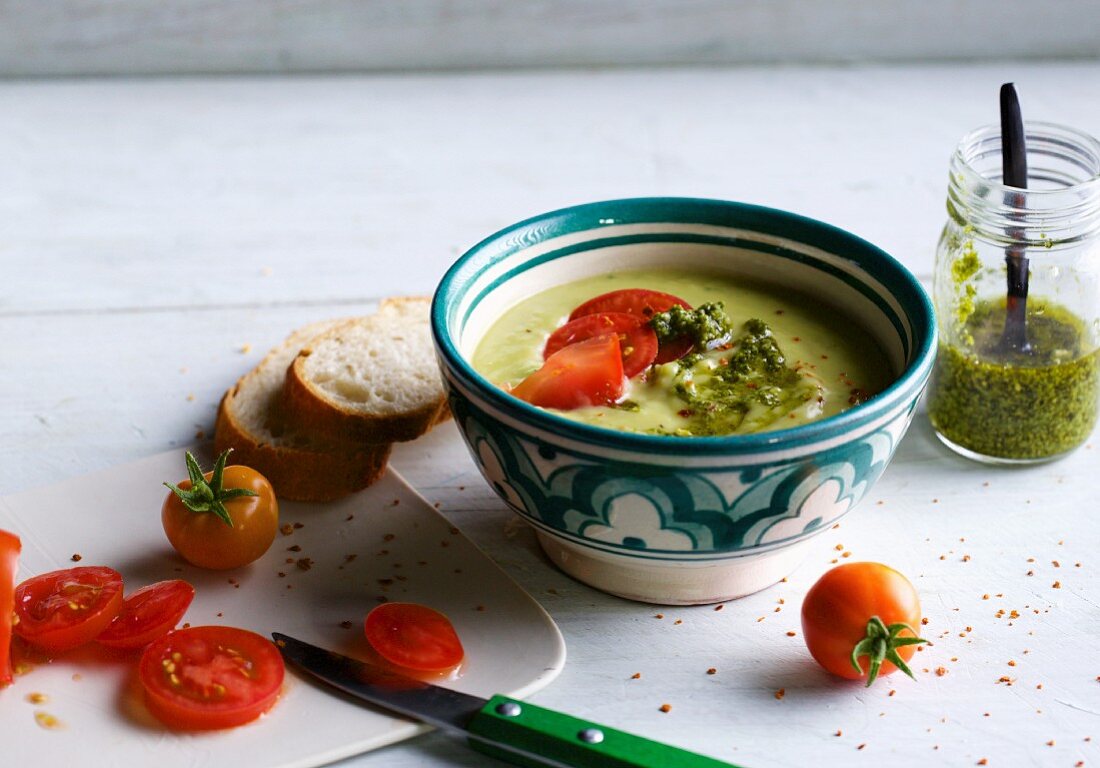 Kalte Avocado-Gurken-Suppe mit Pesto und Tomaten