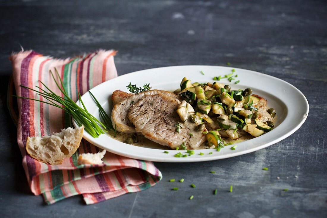 Minutensteaks mit Zucchini-Kapern-Sauce